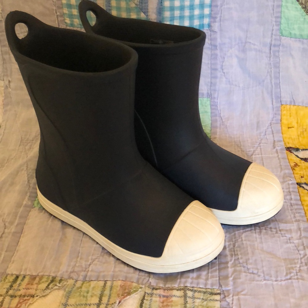 Crocs boys boots size 12. Excellent condition.